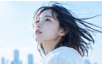 空と海を背景に前を見つめる女性のイメージ