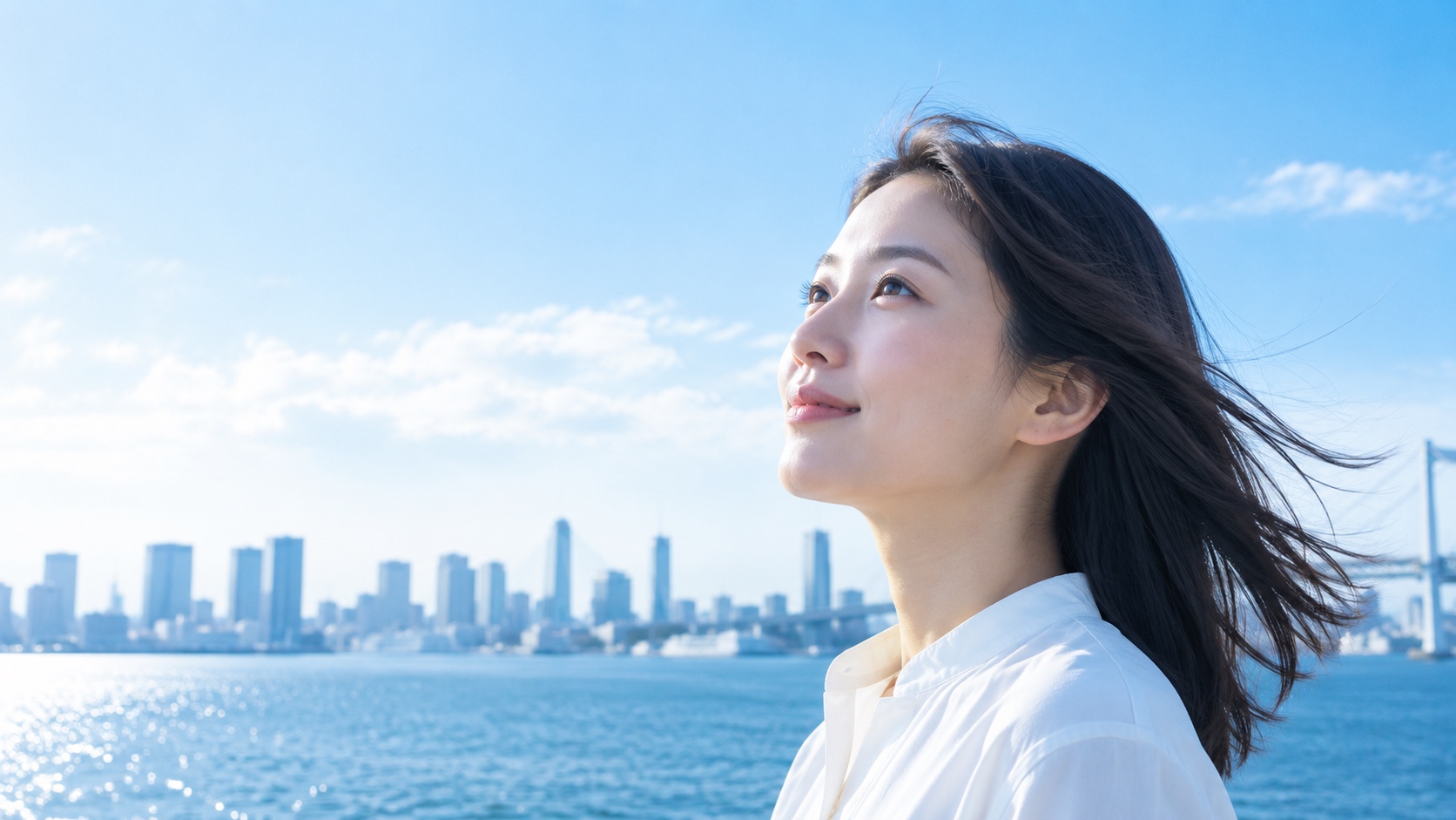 空と海を背景に前を見つめる女性のイメージ